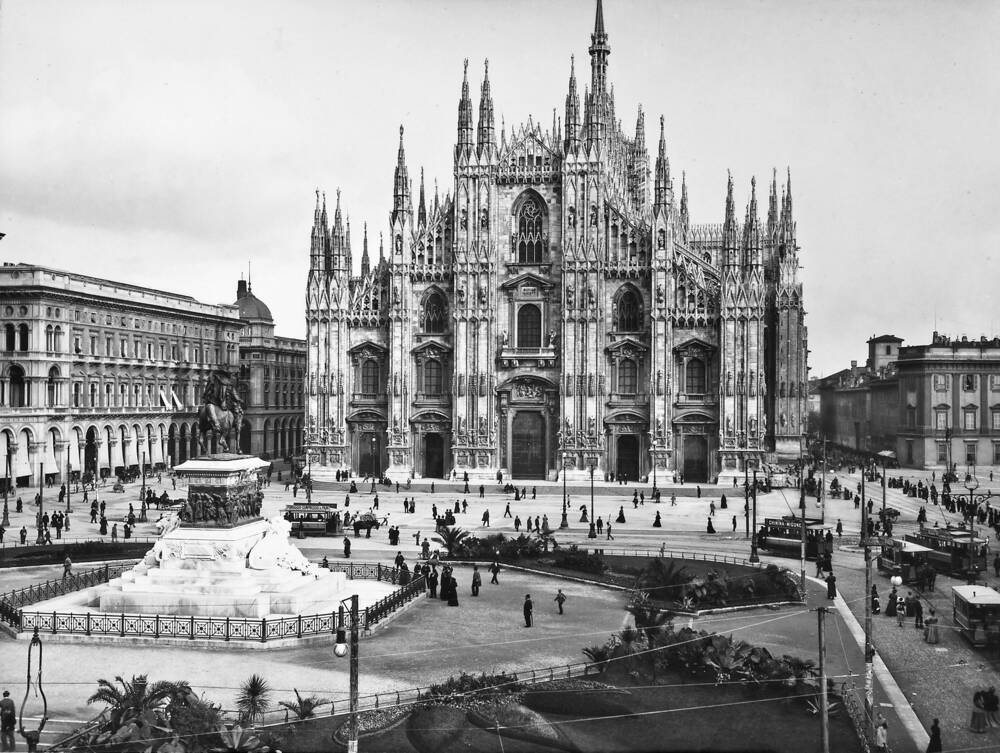 Piazza del Duomo a Milano, veduta storica